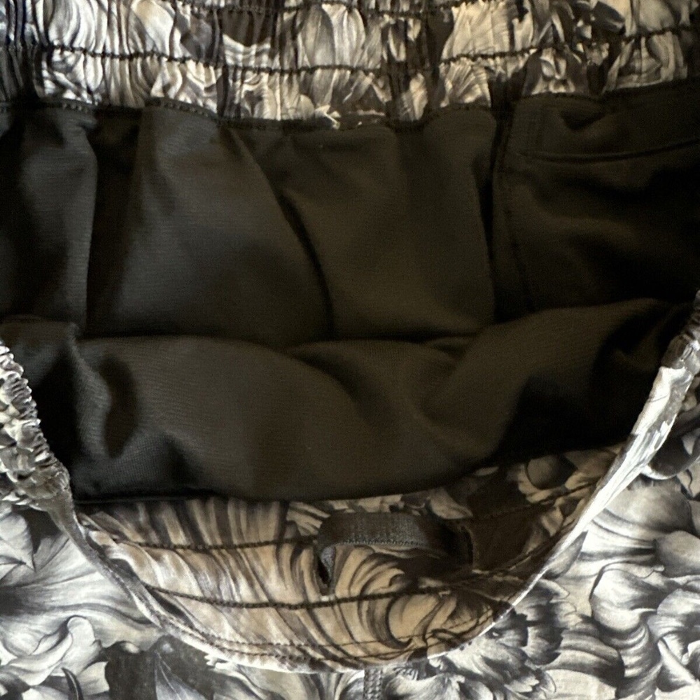 Lululemon Hotty Hot Short II Long 4" Night Garden Ice Grey Black Women's Size 6 - Picture 2 of 9